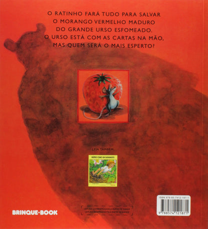 O ratinho, o morango vermelho maduro e o grande urso esfomeado